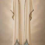 Kimono bordado de Sijeka Ozel con fondo cálido y aura etérea.